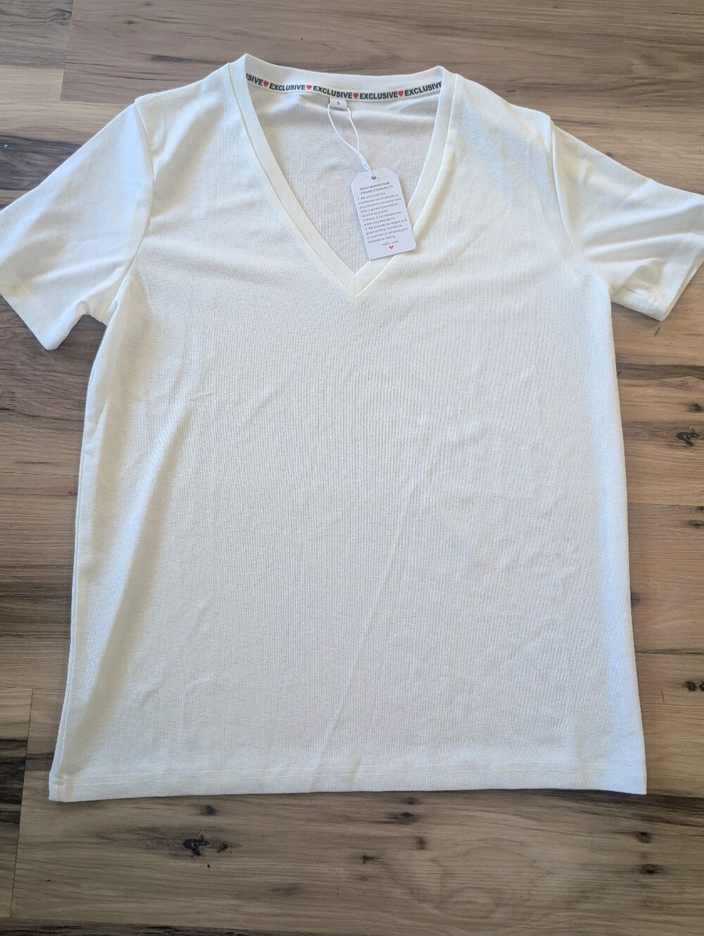 iHeart Women's White V-neck Short Sleeve Tee BNWT Sz S/M Super Soft